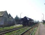 BR 52 8154-8 fhrt zur Osterrundfahrt durch den Haltepunkt Grodalzig nach Leipzig zurck 12.04.2009