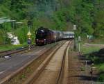 Hauptbahnromantik (XIII, untere Lahntalbahn). Endlich! 52 8106 hat gerade die Einfahrt in den Bahnhof Balduinstein passiert. (25. April 2009, 10:25)