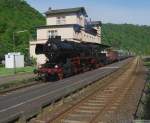 Hauptbahnromantik (XV, untere Lahntalbahn). Ohne Halt durch Balduinstein, da bleibt dem Heizer  von 52 8106 sogar ein wenig Zeit der Landschaft spaziern zu gucken! Die Reisenden im illustren Wagenpark tun's ihm nach. (25. April 2009, 10:25)