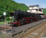 Hauptbahnromantik (XVI, untere Lahntalbahn). Ohne Halt durch Balduinstein, aus anderer Perspektive sieht es ein wenig aus wie ein echter Güterzug, den 52 8106 da am Haken hat. Nostalgie mal schwarz-rot statt schwarz-weiß. (25. April 2009, 10:25)