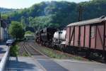 Hauptbahnromantik (XVIII, untere Lahntalbahn). Als Güterzug gefällt es mir noch besser. 52 8106 legt sich in die Kurve am Ortsrand von Balduinstein (25. April 2009, 10:26)