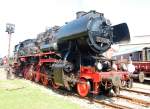 Die 52 8168 steht hochglanzpoliert vor der Drehscheibe des Noerdlinger Eisenbahnmuseums am 11.04.2009