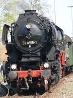 52 8195-1 beim Ankuppeln in Schnaittenbach, 11.04.2009