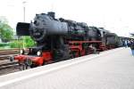 Leider wurde uns ein falsches Gleis genannt, darum strt der Bahnsteig: Die wunderschne 52 8038 der Dampfeisenbahn Weserbergland bei einem Zwischenstopp im Mindener HBf am 03.05.2009.