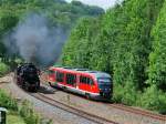 52 8154 wird gerade vom DESIRO 642 059 der Erzgebirgsbahn berholt, Schwarzenberg 21.05.09