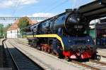 Die etwas andere 52 (III). 52 8055 wartet auf das Signal zur Fortsetzung der Rangierfahrt im Bahnhof Konstanz (31. Mai 2009, 15:56). Hier kann man den massiven Kessel dieser Lok gut erkennen. Kessel und Feuerung wurden 1998 in Winterthur von der DLM komplett neu aufgebaut. Durch die Isolation bekam der Kessel einen großen Durchmesser. Die Vermeidung von Energieverlusten und Einmannbedienung machen angeblich einen wirtschaftlichen Betrieb möglich. 