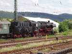 Eine BR 52 der Ulmer Eisenbahnfraunde in Ettlingen West. Wo viel Wagen der UEF abgstellt sind und noch ein BR 212. Die Wagen und die BR52 werden beim Sonderfahrten nach Bad Herrenalb auf der Albthalbahn benutz. Am diesem Tag wurde die BR 52 vorgeheizt und an den Fenstern der Wagen hingen Herzchen. Und die Lok wird auf den Bild mit Just Married beschriftet. Also eine Hochzeitsgesellschaft hat den Zug gemietet. Eine Fahrt nach kostet auf der Albtahlbahn von Ettlingen West nach Bad Herrenalb 2050.