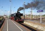 Nach dem Besuch des Sommerfestes im Bw Halle P sind 52 8154-8 mit zwei Wagen des Leipziger Museumszuges sowie E94 056 am Zugschlu am Abend des 05.07.2009 zurck in Leipzig.