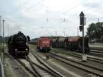 298 310-4 und 52 8177-9 nebeneinander im Bahnhof Knigs Wusterhausens am Tage des Bahnhoffestes am 18.07.