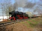 Die Gterzugdampflokomotive 52 4867 der Historischen Eisenbahn Frankfurt am Main mit dem Sonderzug anllich des 100jhrigen Bestehens der Dreieichbahn dampfte am 03.04.2005 aus dem Bahnhof