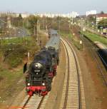 Einfahrt der letzten Sonderzugleistung mit 52 4867 im Rahmen des 100jhrigen Bestehens der Dreieichbahn am 03.04.2005 in Darmstadt Nord.