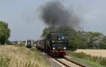 52 8079-7 am 15.08.2009 mit einer aus 2 ehemaligen Reichsbahnwagen, einem Heizwagen und zwei IC-Kurswagen der DB gebildeten Garnitur als neg nach Dagebll Mole bei der Ausfahrt aus dem Kreuzungsbahnhof Blocksberg.Dort wurde zuvor mit 628/629 071-2 passiert, welcher ebenfalls zwei Kurswagen mitsichfhrte.