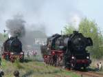 52 8177-9 und Ok 22-31 bei einer Parallelfahrt auf der Dampflokparade in Wolsztyn (Polen) am 30.4.2005