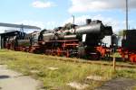 Die Gastlok 345 100-2 zog am 12.09.09 im ehemaligen BW Falkenberg oberer Bahnhof noch 3 Schtze aus der Wagenhalle.