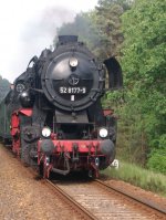 BR 52 8177-9 von Templin Stadt nach Berlin am Bahnbergang zwischen Neulwenberg und Neuhsen