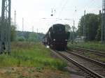 Tender voran fhrt die BR 52 8177-9 von Berlin nach Templin durch Grneberg