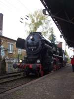 52 8154-8 mit ihrem Sonderzug (Burgenlandrunde von Leipzig ber Zeitz, Weienfels, Grokorbetha und zurck nach Leipzig)in Leipzig Leutzsch 25.10.2009