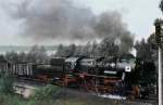 52 8131 vom Bw Brandenburg, auf dem sdlichen Berliner Auenring im Jahre 1969, von Potsdam kommend. Der Zug hat gerade die Havelbrcken passiert. Auf dem Windleitblech ist die DDR-Flagge,
zum 20. Jahrestag ihrer Grndung, angebracht!