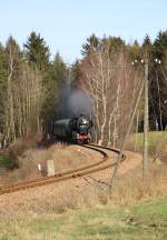 52 8079-7 ist am 28.11.09 mit ihren Reko-Wagen der Gattung Bag und Baag zwischen Scheibenberg und Markersbach unterwegs.