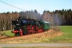 52 8079-7 ist am 28.11.09 mit ihren Reko-Wagen der Gattung Bag und Baag zwischen Scheibenberg und Markersbach unterwegs.