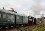 Nachschu von 52 8079-7 am 28.11.09, die mit ihren Reko-Wagen der Gattung Bag und Baag das Ortsgebiet von Schwarzenberg erreicht hat.