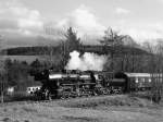 Reichsbahn vor 25 Jahren: Umlaufbedingt ist die Leihweise im Bw Karl-Marx-Stadt Hilbersdorf beheimatete 52 8079 mit ihrem  Dreiachser -Zug auch auf der BSg-Linie unterwegs.