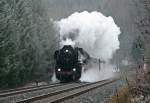 Am 12.12.2009 ist 52 8154-8 mit dem Sonderzug des Eisenbahnmuseums Leipzig auf dem Weg nach Schwarzenberg, hier am Kilometer 18,2 zwischen Fhrbrcke und Schlema.