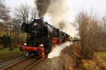 Am 06.12.09 verkehrte ein Sonderzug der IG Dampflok Nossen e.V. nach Schwarzenberg ins Erzgebirge. Bespannt war der 440 Tonnen schwehre Zug von 52 8047 und 52 8079. Hier ist das Gespann am ehemaligen Posten 37 bei Zwnitz unterwegs.