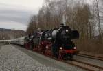 52 8047 und 52 8079 drcken am 06.12.09 ihren Zug im Bahnhof Schwarzenberg zurck aufs Streckengleis.