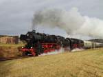 52 8047 und 52 8079 in hhe Zwnitz mit einem Sonderzug aus Nossen am 6.12.09