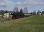 52 8079-7 ist am 28.11.09 mit ihren Reko-Wagen der Gattung Bag und Baag im Ortsgebiet von Raschau unterwegs. (Bildautor: Christian Paul) 