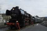 52 8079-7 fhrt am 28.11.09 mit ihren Reko-Wagen der Gattung Bag und Baag in den Bahnhof Schwarzenberg ein.