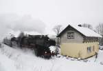 52 8079 passiert am 13.02.10 das ehemalige Bahnwerterhaus in Scheibenberg.