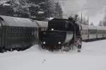 52 8079 passiert auf Tiefschneefahrt am 13.02.10 im Bahnhof Schlettau.