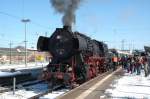 52 8106 der  Eisenbahnfreunde Treysa  bei einem Halt in der winterlichen Mrzsonne im Bahnhof Gieen am 7.3.2010 vor der Weiterfahrt nach Siegen.