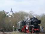 Dampfspektakel 2010. Soeben ist 52 8134-0 aus dem BW vorgefahren, und wartet nun darauf, in den Bhf Gerolstein einzufahren, um anschliessend als Sonderzug die Fahrt nach Trier aufzunehmen. Aufgenommen am 05/04/2010