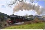 52 8134 beim Dampfspektakel 2010 auf dem Weg von Gerolstein nach Ulmen; hier kurz nach Daun, 2.4.2010.