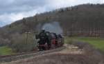 52 6106 und V100 2091 (am Zugschluss) mit P 302 (Ulmen - Gerolstein) bei Hohenfels am 5.