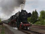 Die 52 8195 am 22.05.2010 mit einem Pendelzug bei der Ausfahrt aus Neuenmarkt-Wirsberg.