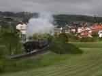 Die 52 8195 am 23.05.2010 unterwegs bei Untersteinach.