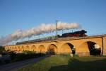 Am frhen Morgen des 05.Juni 2010 ist 52 8154-8 mit dem Zug des Eisenbahnmuseums Leipzig als Leerzug auf dem Viadukt in Leipzig-Wahren unterwegs.