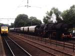 52 532 der Veluwse Stoomtrein Maatschappij mit Dampfzug zwischen Dieren und Apeldoorn auf Bahnhof Dieren am 19-7-1999.