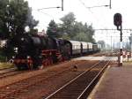 52 8053 der Veluwse Stoomtrein Maatschappij mit Dampfzug zwischen Apeldoorn und Dieren auf Bahnhof Dieren am 26-8-1999.