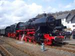 Die 52 6106 war mit der 58 311 beim Dampfspecktakel in Gerolstein im Sandwich zwischendrin waren ein paar Personenwagen, am 02.04.2010.