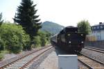 BR 52 8106 mit ihrem Sonderzug von Usseln nach Willingen, hier bei der Einfahrt in den Bahnhof Willingen, 10.07.2010