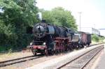 BR 52 8106 auf dem Weg zum Wassernehemen im Bahnhof Korbach, 10.07.2010.