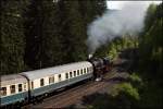 52 8195 schiebt ihren Pendelzug hinauf nach Marktschorgast.