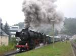 52 8177 bringt den Sonderzug aus Berlin zum Fest  115 Jahre Müglitztalbahn  ; hier bei Ausfahrt aus Glashütte (leider bei Regenwetter) - 17.09.2005
