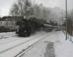 Bei sehr misserablen Wetter durchfhrt 52 8154 aus Leipzig komment den Hp Cainsdorf.Ziel der Sonderfahrt ist die Bergparade in Schwarzenberg.11.12.2010.