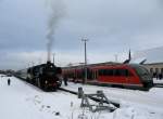 In Altenberg (Erzgebirge) hat die Nossener 52 8079 mit ihrem Sonderzug auf Gleis 7 umgesetzt, auf dem Nachbargleis stehen die Wintersportsonderzge - 10.12.2005  